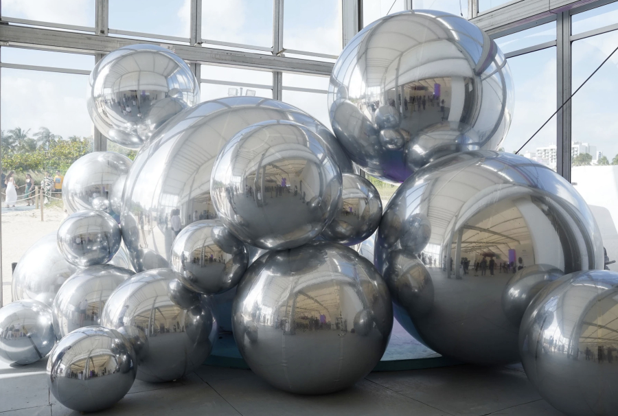 Location de sphère gonflable ballon miroir pour tout vos événements.